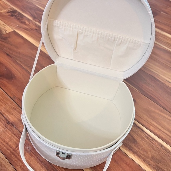 Retro Inspired White Faux Leather Train Case Travel Makeup Case Classy - Picture 4 of 10